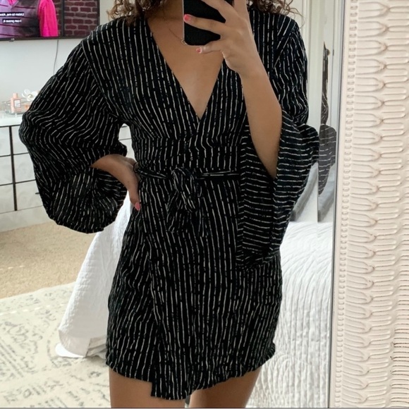 Billabong black and white stripe relax on high wrap bell sleeve dress Large nwt - Picture 4 of 9
